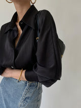 Zwarte oversized Vianne blouse gecombineerd met jeans
