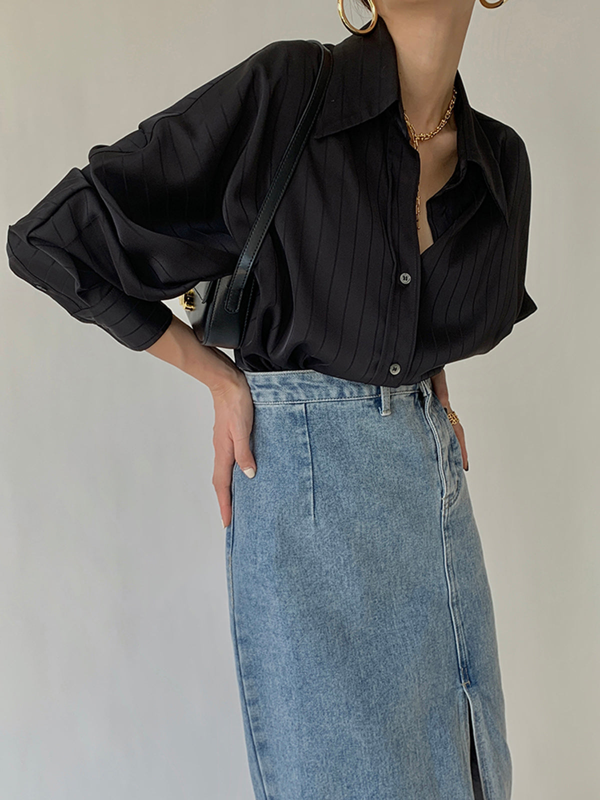 Zwarte blouse met lichte glans, zijaanzicht
