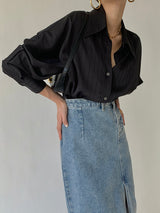 Zwarte blouse met lichte glans, zijaanzicht
