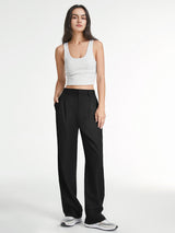 Zwarte straight leg pantalon gecombineerd met sneakers

