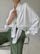 Witte oversized blouse gestyled met groene broek

