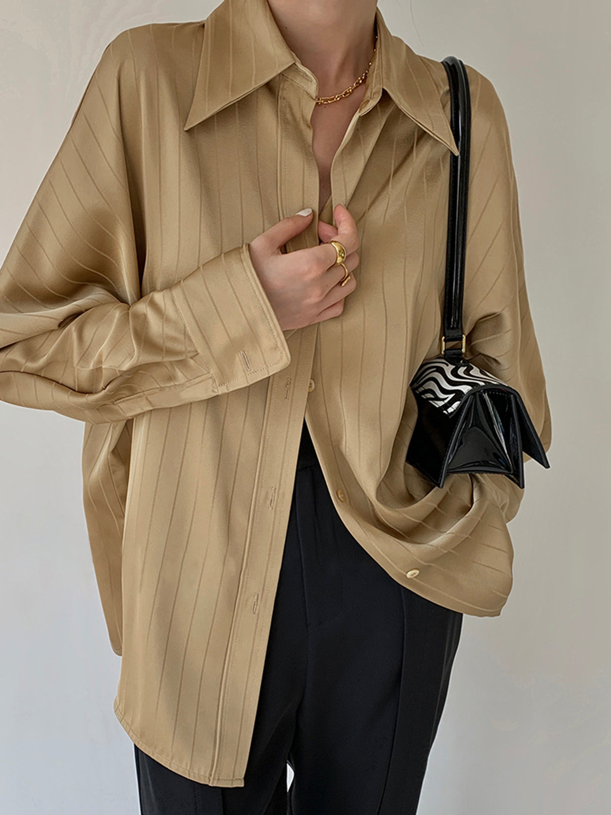 Beige blouse geknoopt met witte rok
