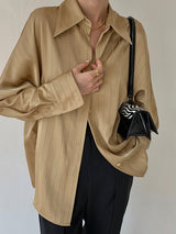 Beige blouse geknoopt met witte rok
