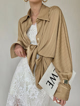 Beige blouse geknoopt met witte rok
