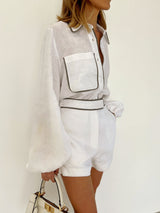 Zijaanzicht van witte Nolani set met shorts en pofmouwen
