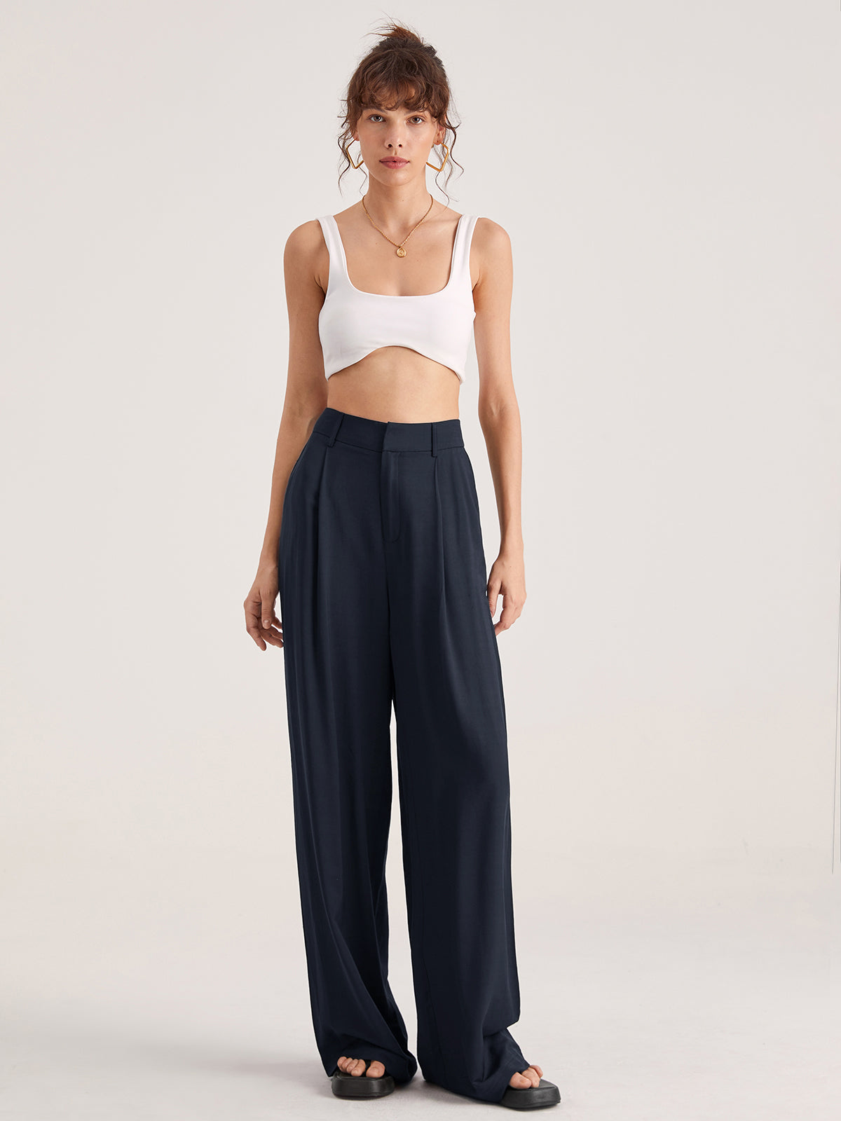 Wijde navy blauwe broek gedragen door model