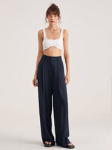 Wijde navy blauwe broek gedragen door model