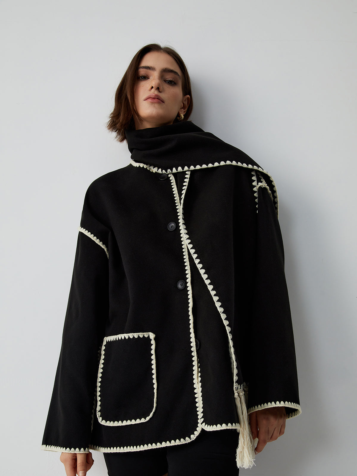 Damen Cape-Mantel mit Kontrastkante und Fransen, Ganzkörperansicht
