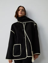 Damen Cape-Mantel mit Kontrastkante und Fransen, Ganzkörperansicht
