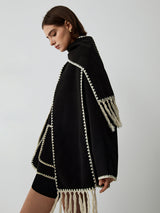 Cape-Mantel kombiniert mit Stiefeln für eleganten City-Look
