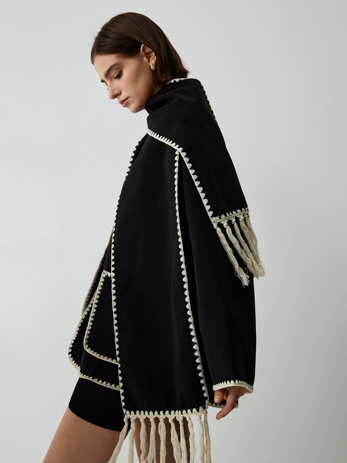 Outfit-Inspiration mit Serapha Scarf Coat und Stiefeln