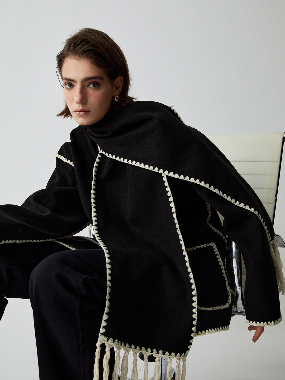 Cape-Mantel kombiniert mit Stiefeln für eleganten City-Look
