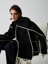 Cape-Mantel kombiniert mit Stiefeln für eleganten City-Look
