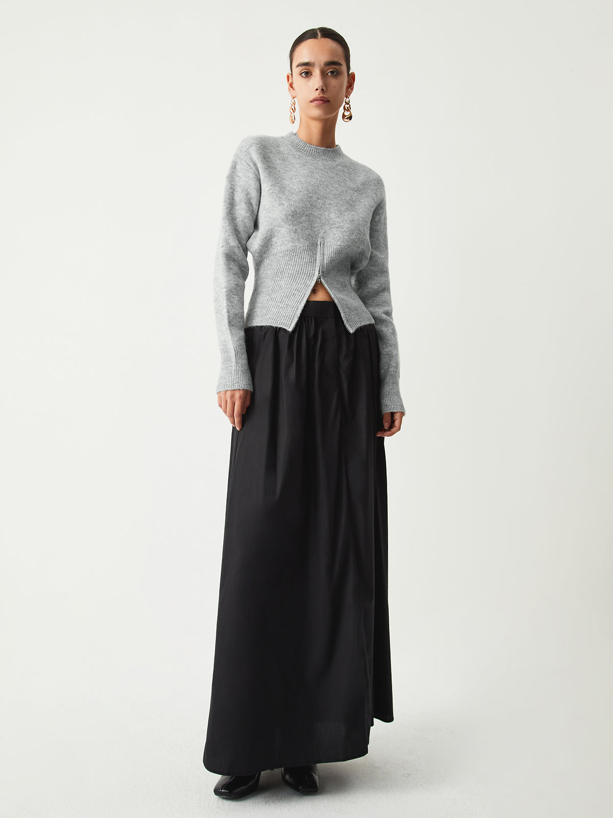 Nahaufnahme des weichen Strickstoffs mit Half-Zip-Verschluss
