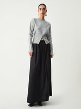 Nahaufnahme des weichen Strickstoffs mit Half-Zip-Verschluss