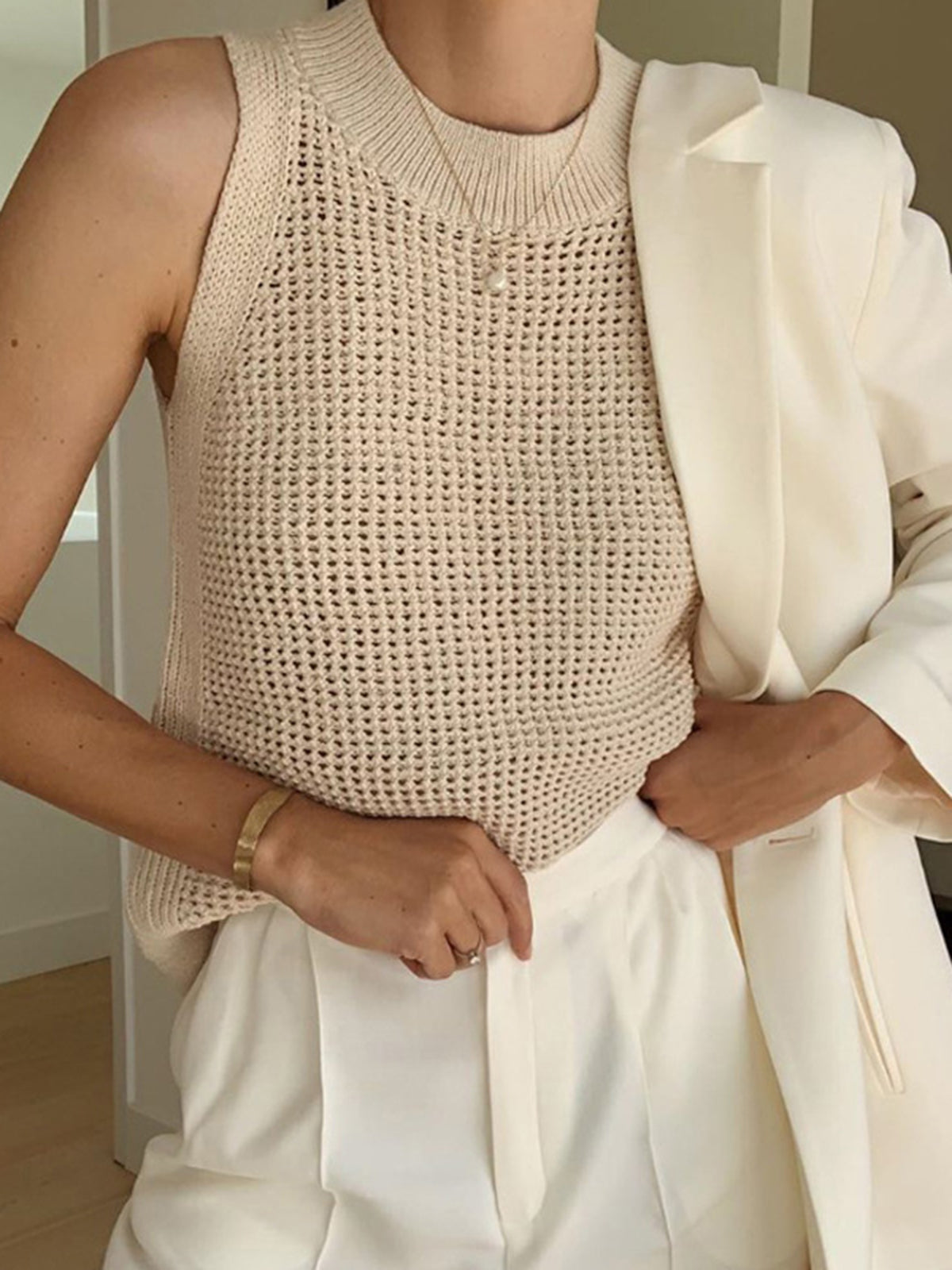 Beige gehaakte mouwloze top gecombineerd met witte pantalon en blazer – stijlvolle lente outfit