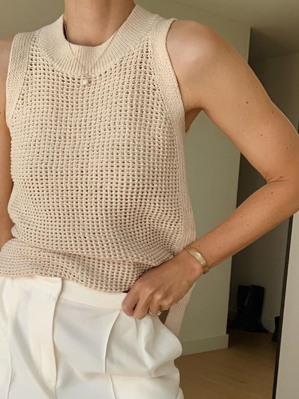 Close-up van beige gehaakte top – luchtig materiaal en opengewerkt patroon
