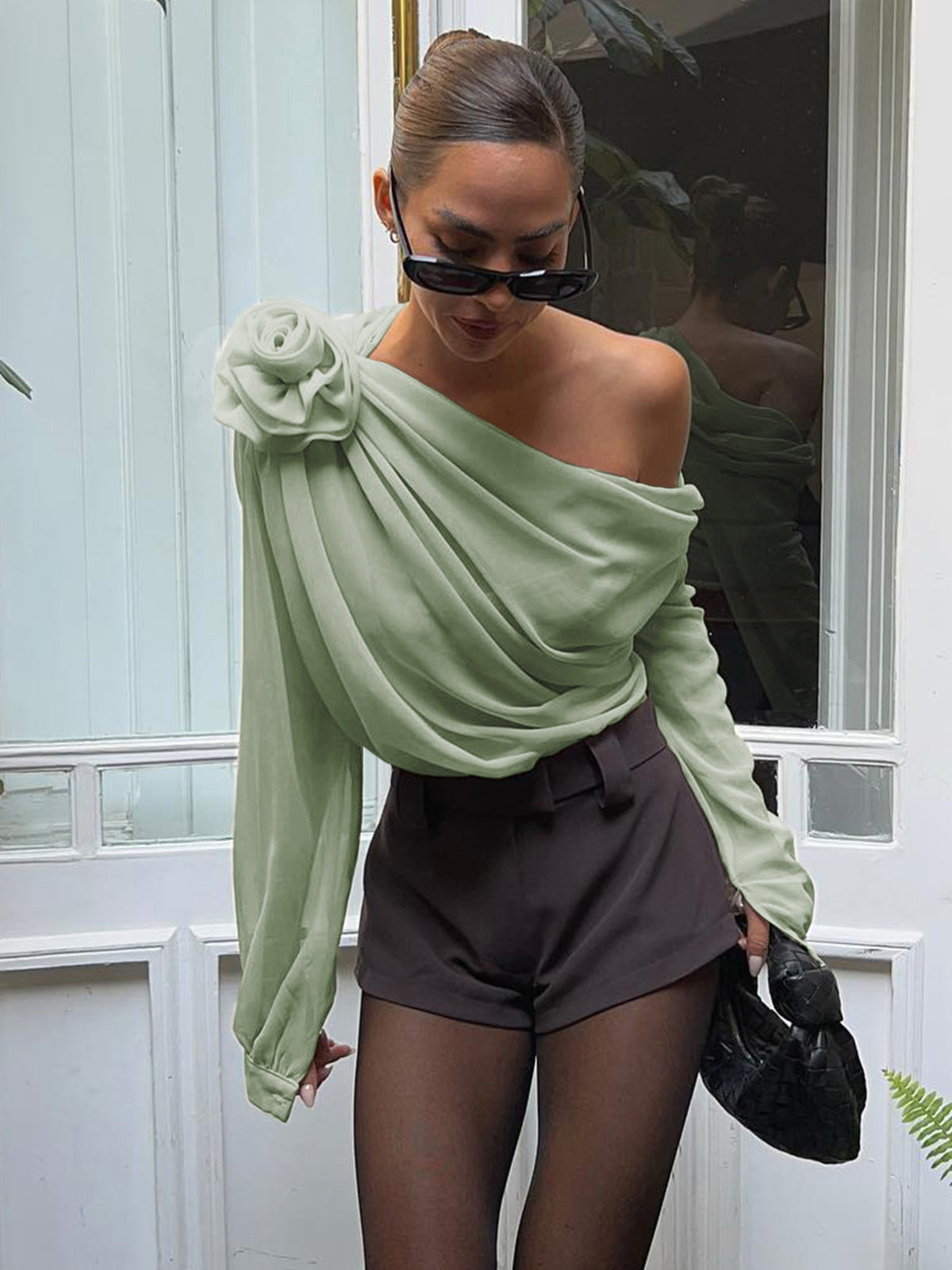 Groene chiffon blouse met rozet op de schouder
