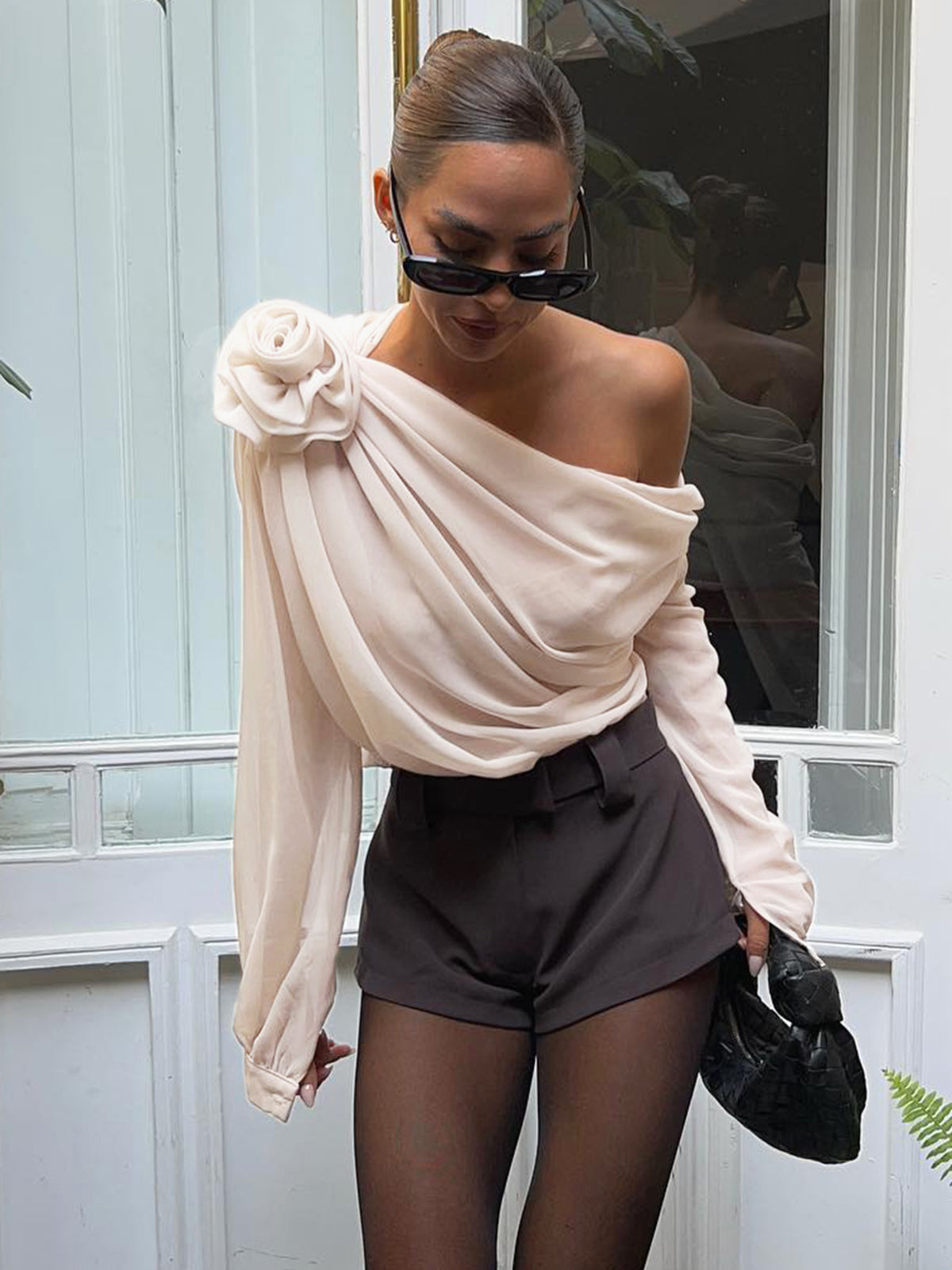 Crèmekleurige one-shoulder chiffon blouse met rozet
