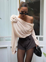 Crèmekleurige one-shoulder chiffon blouse met rozet
