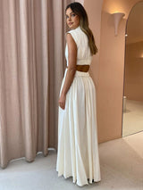 Model in ivoorkleurige jurk met rugdetail
