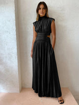 Zwarte maxi jurk met hoge hals en rug cut-out
