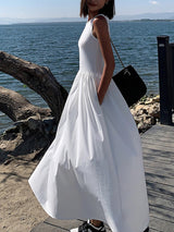 Witte maxi-jurk aan zee met casual look
