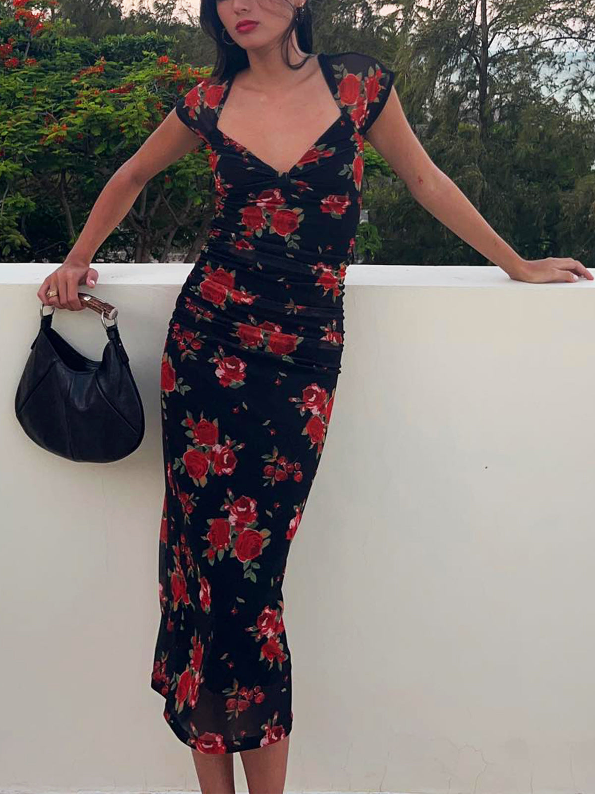 vrouwelijke midi jurk met bloemenprint
