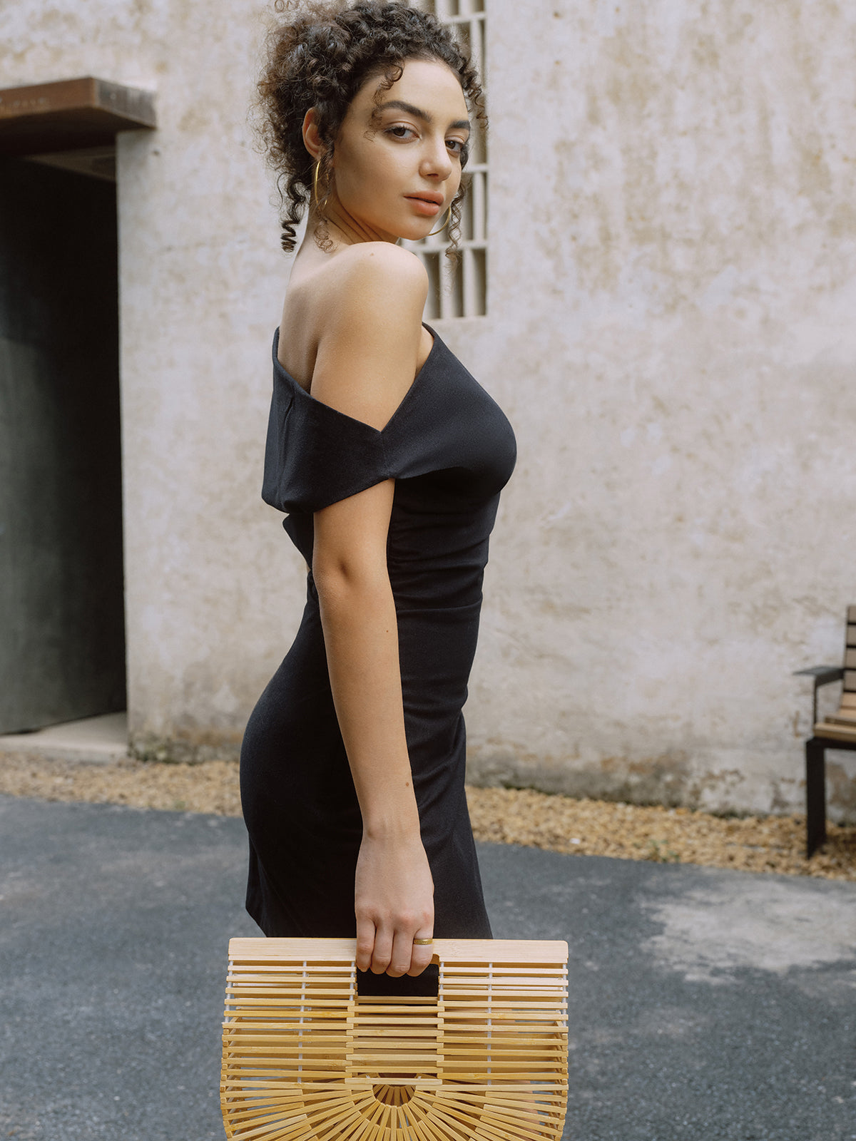 Zomerse off shoulder jurk met moderne pasvorm

