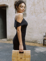 Zomerse off shoulder jurk met moderne pasvorm

