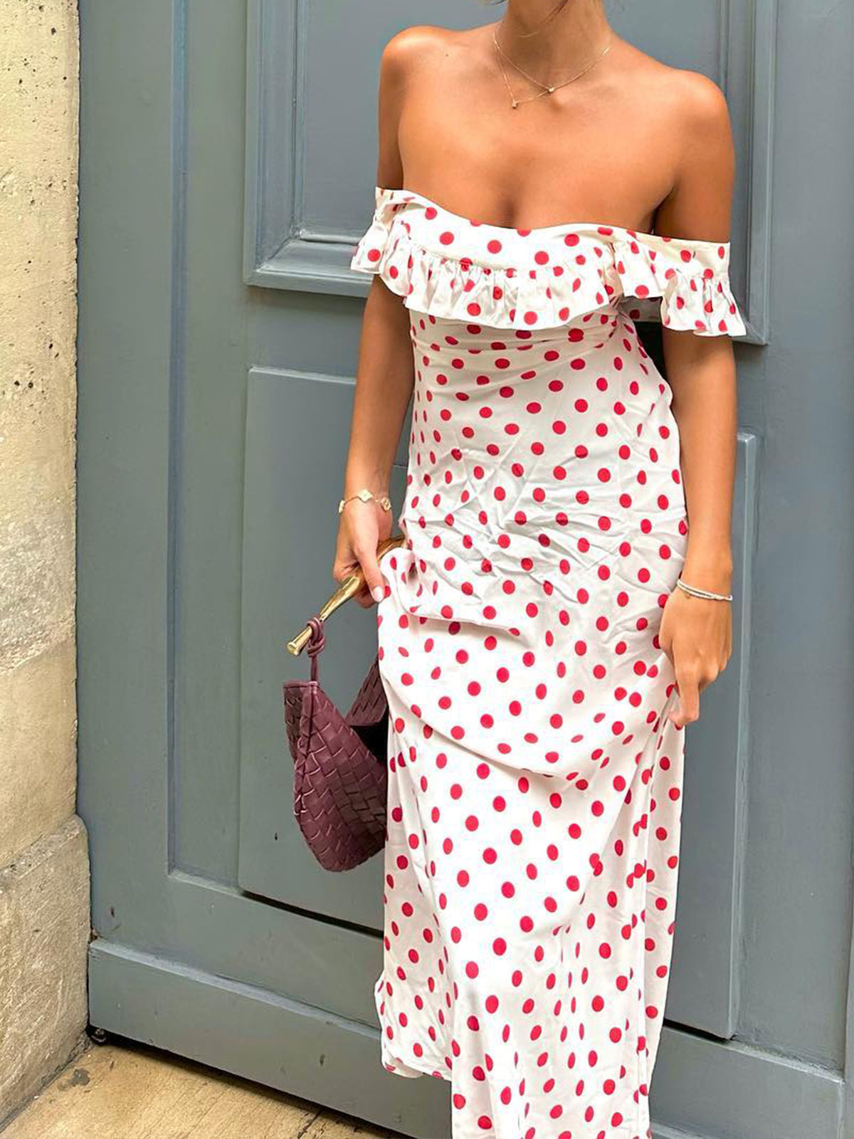 off-shoulder maxi jurk met polkadots en ruches
