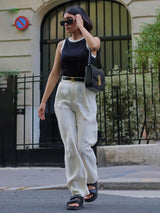 Streetstyle met zwarte tanktop en witte broek
