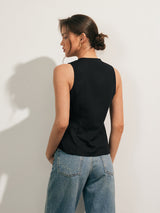mouwloze slim fit top met knoopsluiting in crème kleur op model

