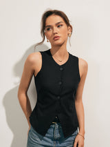 achterkant van korte mouwloze top gecombineerd met high-waisted jeans

