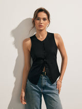 mouwloze slim fit top met knoopsluiting in crème kleur op model

