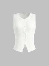 achterkant van korte mouwloze top gecombineerd met high-waisted jeans

