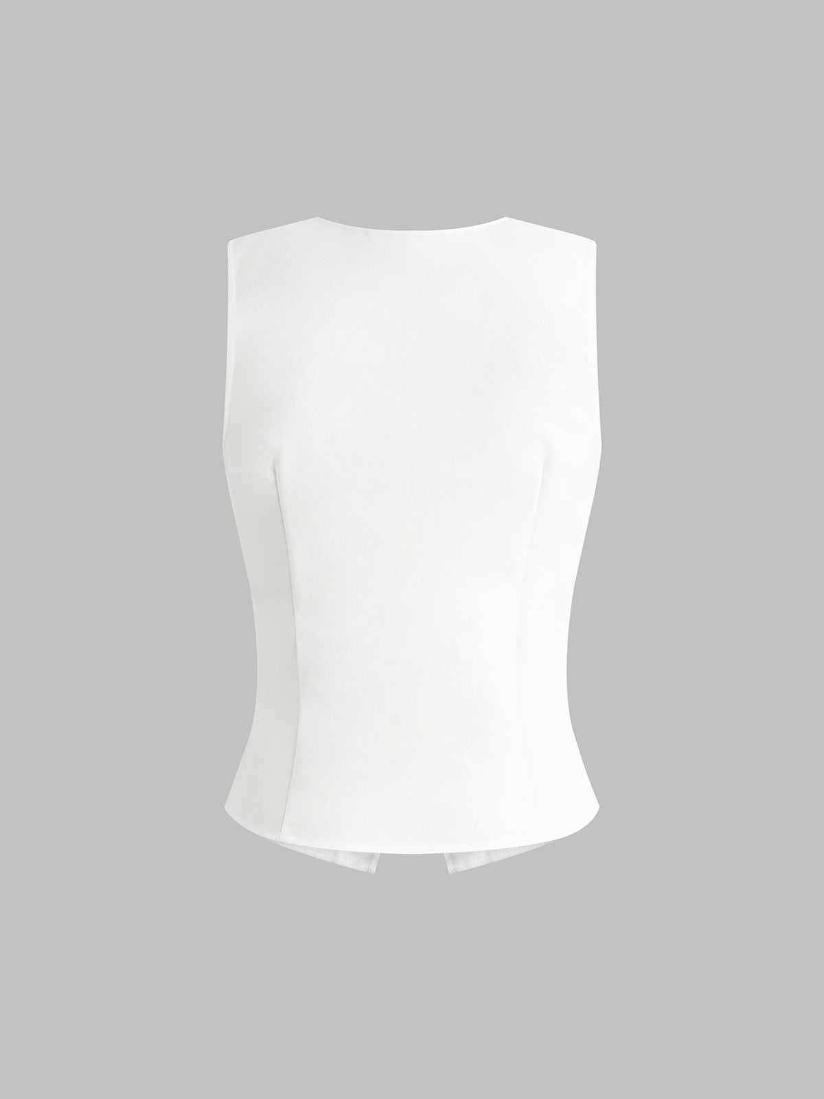 mouwloze slim fit top met knoopsluiting in crème kleur op model

