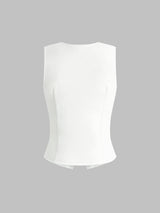 mouwloze slim fit top met knoopsluiting in crème kleur op model

