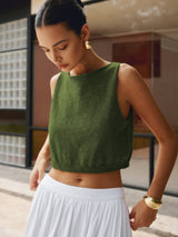 Groene Liora top in tuinomgeving

