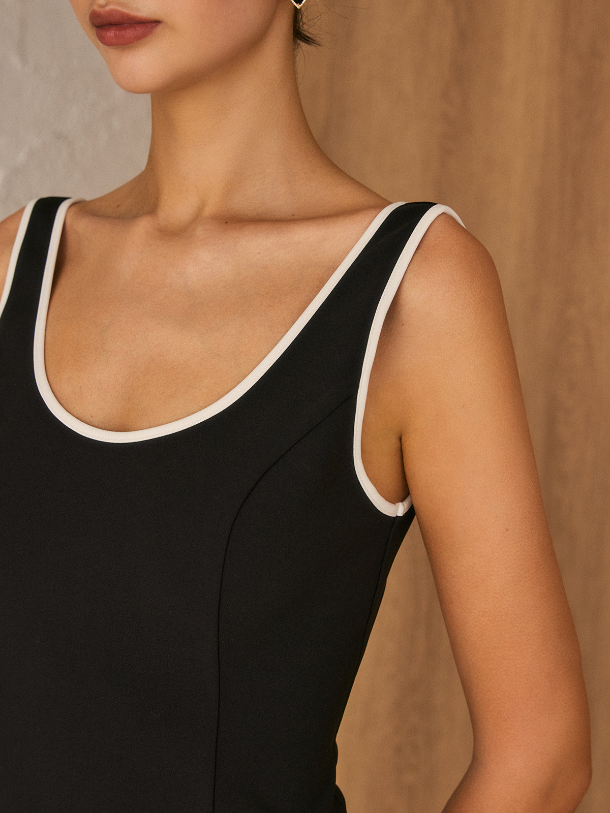 Fashion jurk zwart wit met strakke lijnen

