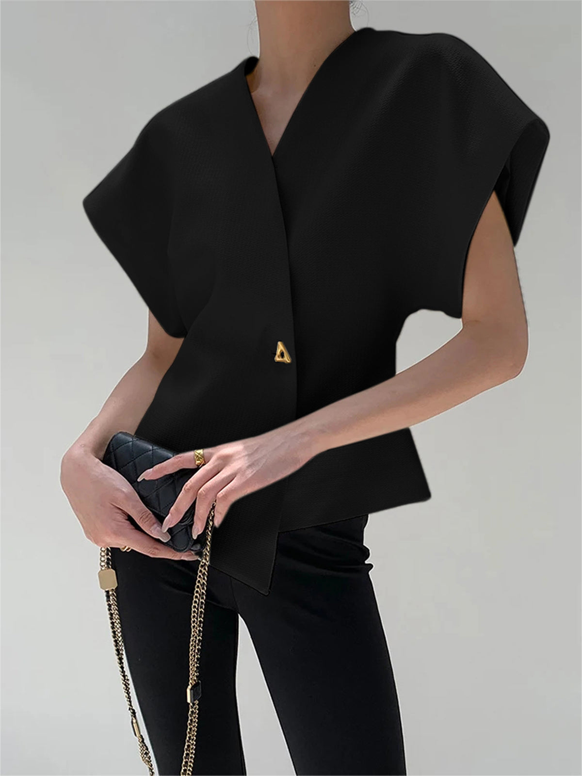 Zwarte structured blouse gecombineerd met zwarte broek