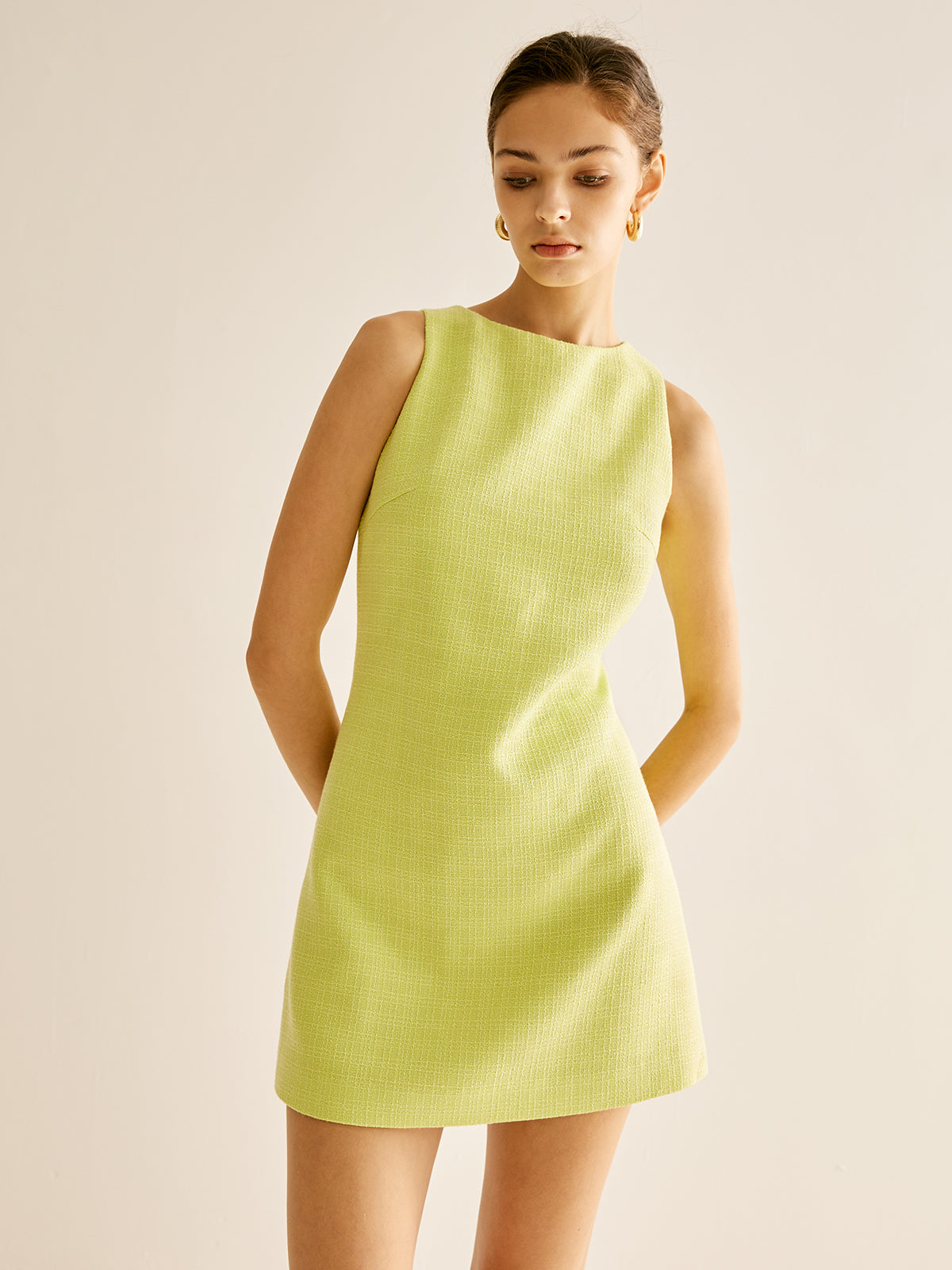 chique korte tweed jurk met ronde hals

