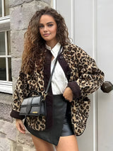 Leo-Fleece Coat kombiniert mit Strick und Rock – Streetstyle
