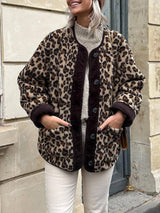WildFlausch Panthera Coat Damenjacke mit Leo-Print vorne

