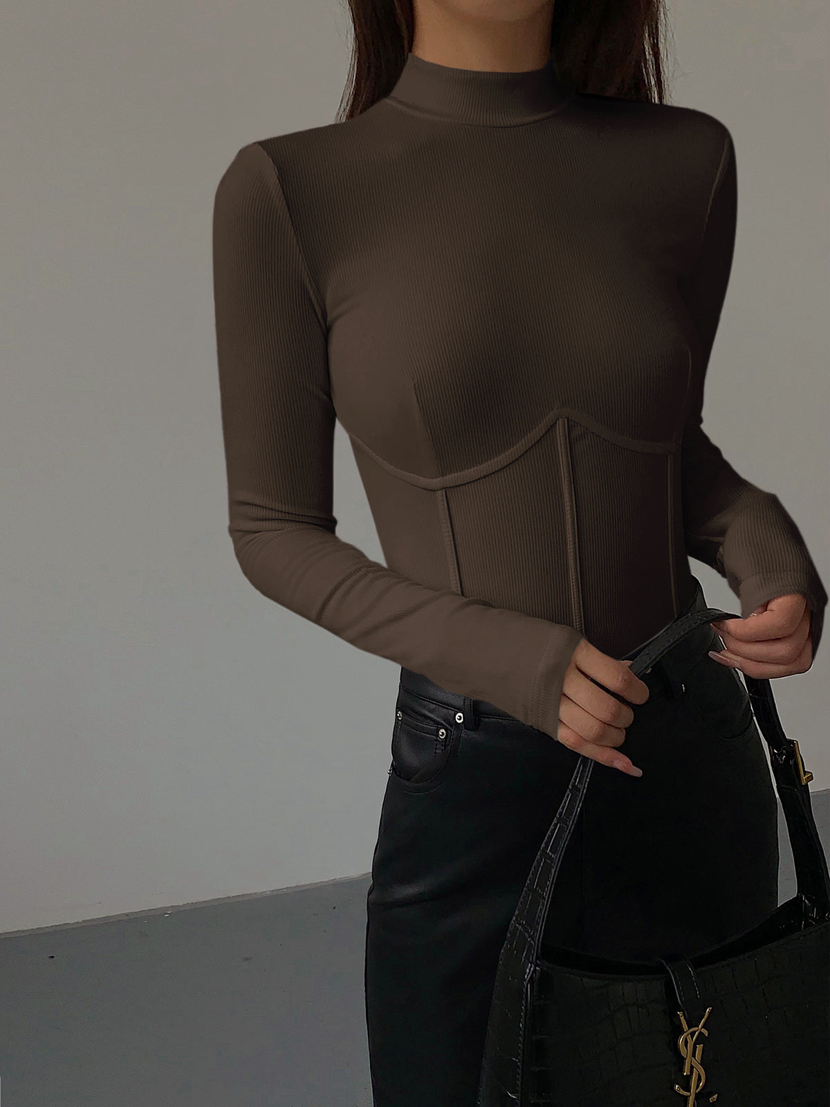 Donkerbruine Meliora top met zwarte broek
