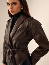 braune Damen Lederjacke mit Taillengürtel und schwarzem Rollkragenpullover