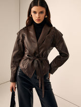 braune Damen Lederjacke mit Taillengürtel und schwarzem Rollkragenpullover