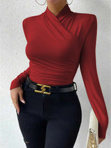Rode top met elegante halslijn
