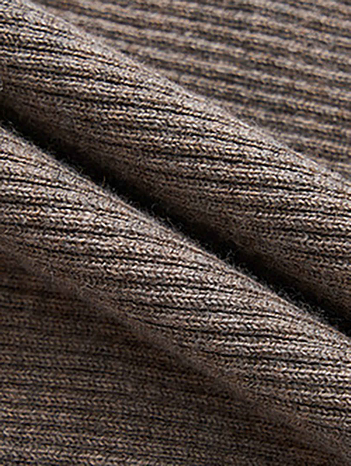 Detailaufnahme des weichen Feinripp-Stricks in Khaki des Mirabel Tops