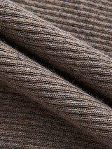 Detailaufnahme des weichen Feinripp-Stricks in Khaki des Mirabel Tops